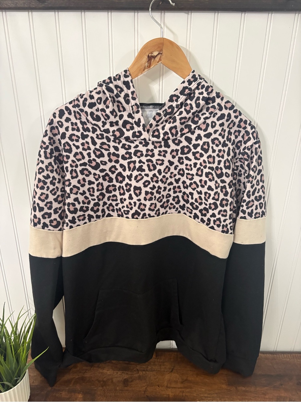 SHEIN Pink Leopard Colorblock Hooded Sweatshirt with Black & Cream